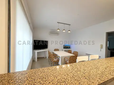 Casa en Alquiler con 2 cocheras