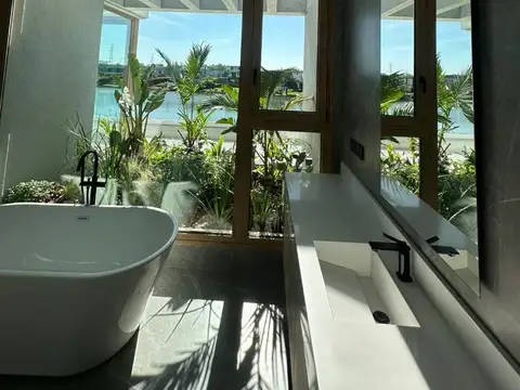 Casa 6 ambientes con 8 baños