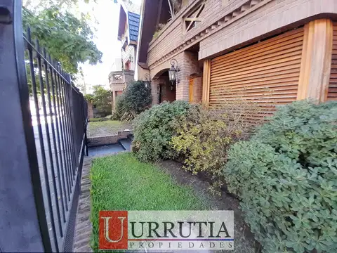 Chalet 7 amb con jardín, piscina y cochera pasante. Zona residencial.