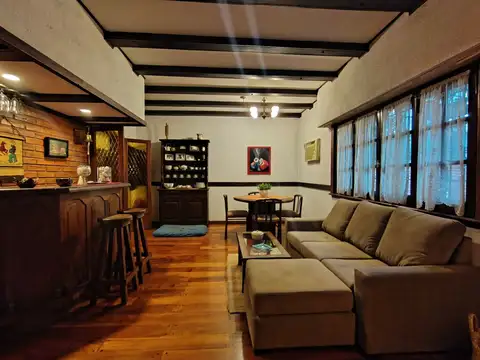 Casa 6 ambientes con 4 baños