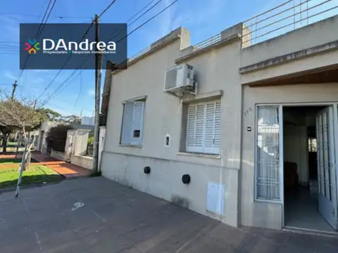 CASA EN VENTA CALLE 48 E/ 33 Y REP. DE CHILE- MERCEDES (B)
