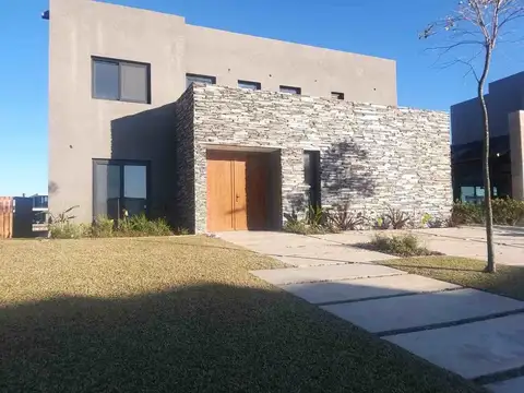 CASA A LA VENTA AL AGUA ,PUERTOS BARRIO RIVERAS