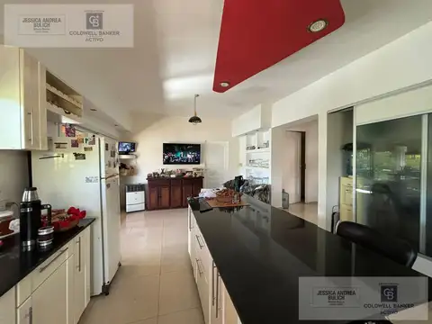 Casa 12 ambientes con 4 baños