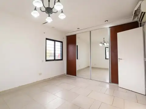 Casa en Alquiler con 2 cocheras