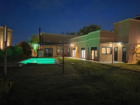 Casa 5 ambientes con 3 baños