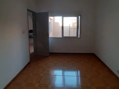 PH Sin Expensas- Piso 1 x Escalera- Fonrouge al 2300 a 3 cuadras de Av Eva Perón- Patio-