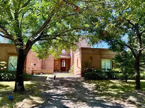 Casa con lindísima vista a campo Club de Campo San Francisco
