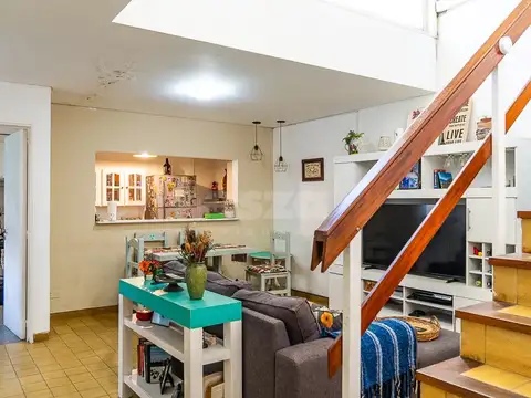 Casa + 2 locales en block - Banfield zona comercial