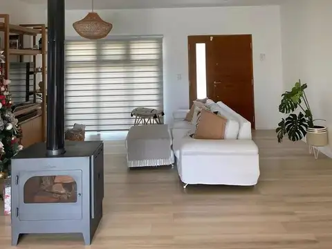 Casa en Venta con 3 cocheras