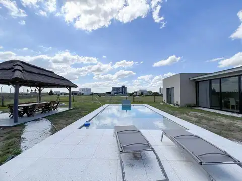 VENTA CASA DE 4 AMBIENTE EN BARRIO SAN SEBASTIAN AREA 08