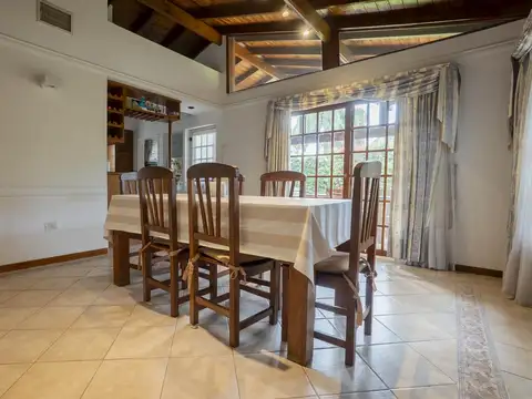 Casa 4 ambientes con 2 baños