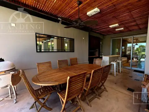 Casa 5 Ambientes con Cochera en Barrio Náutico Albanueva