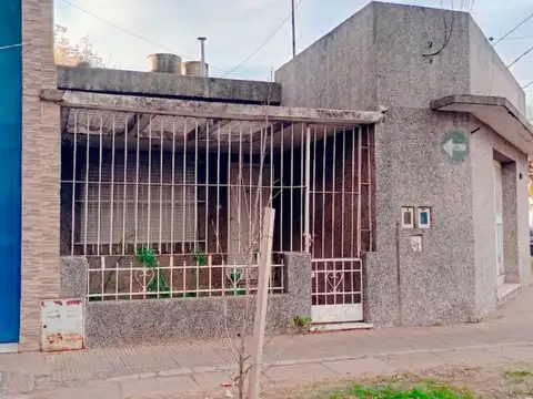 CASA 3 AMBIENTES PARA USO COMERCIAL SOBRE AV. URIBURU