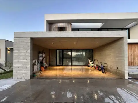 Casa 5 ambientes con 4 baños