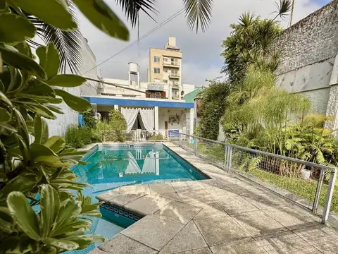 Venta Casa 4 Amb c/ Pileta Quincho Local - Permuta