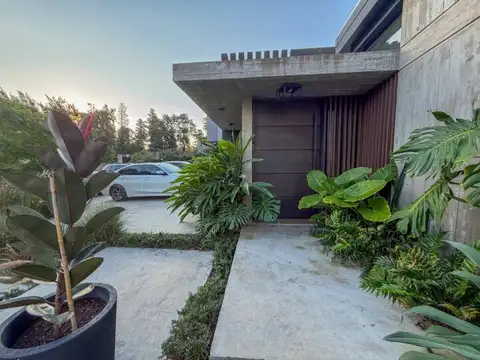 Casa en Venta con 4 cocheras