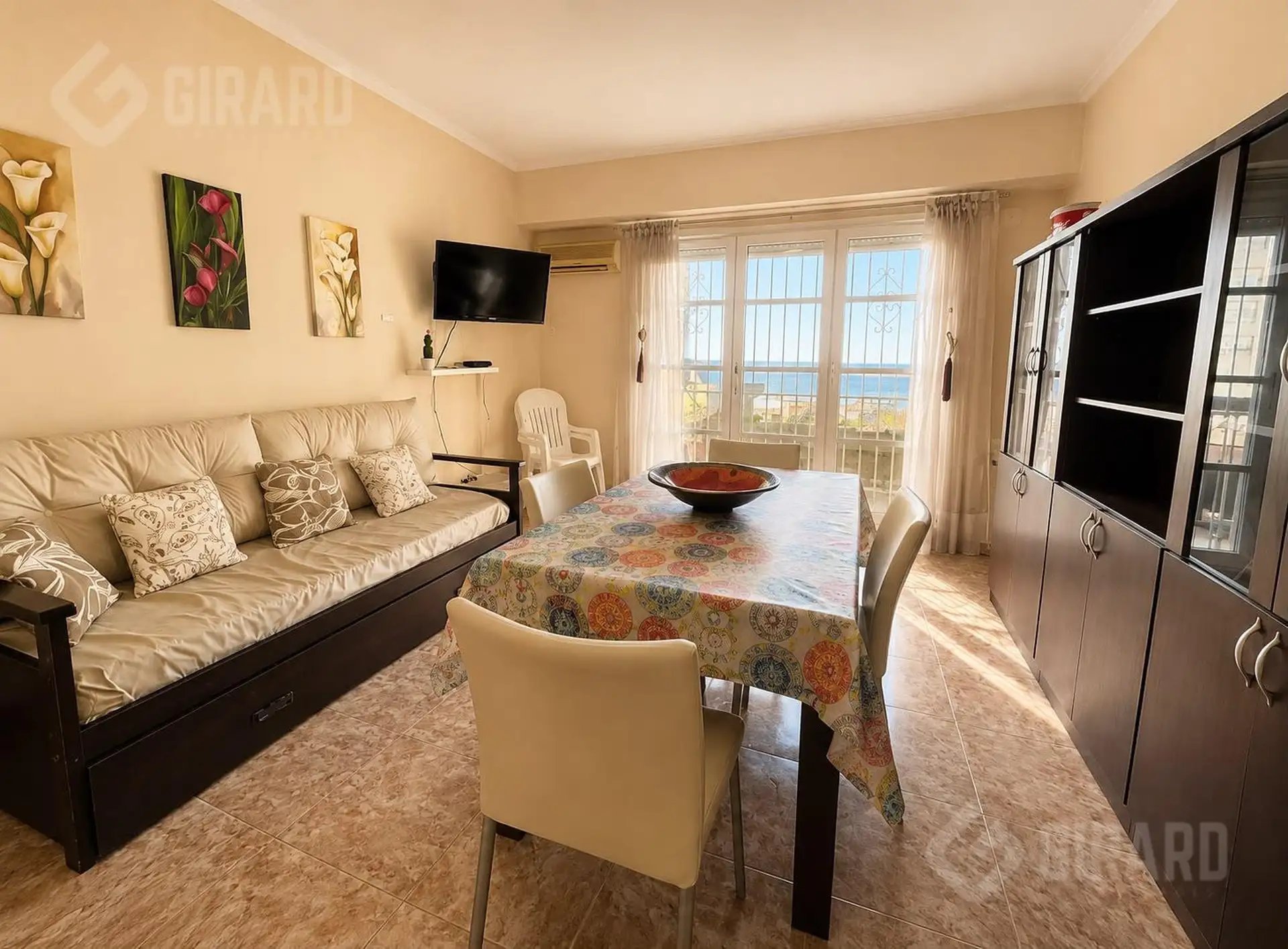 Venta de departamento de 2 amb a la calle en zona Centro, Vista al mar desde el balcón.