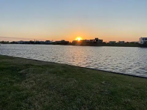 Lote en venta al agua en Barrio Virazón