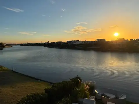 Lote en venta al agua en Barrio Virazón