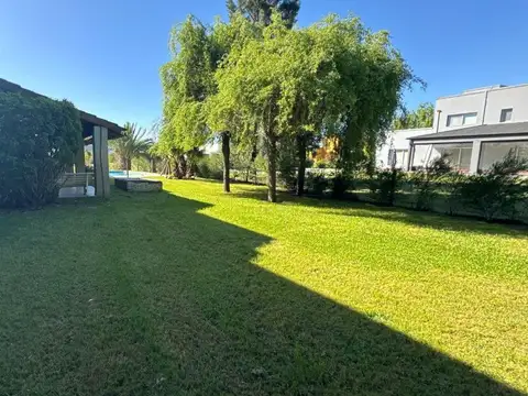 Casa en Alquiler con 3 cocheras