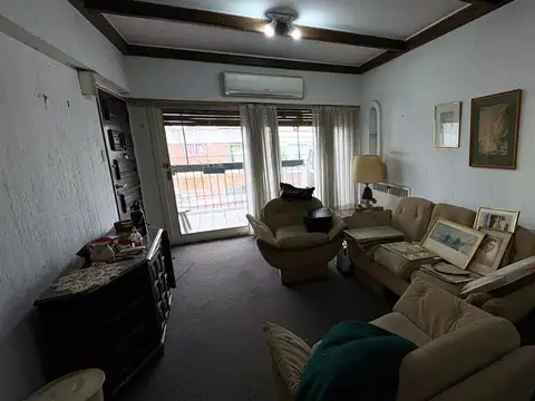 Departamento de 4 Ambientes con Dependencia, Balcón y Cochera Cubierta