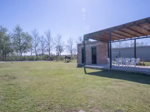 Venta terreno con quincho y pileta 