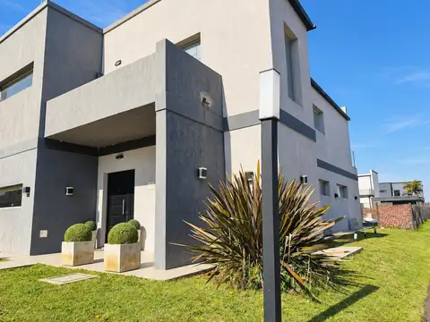 CASA EN DOS PLANTAS C/PILETA CASUARINAS PREMIUM