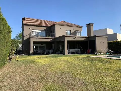 Venta  Casa de 4 dormitorios en Rosario - Golf Country Club con Pileta