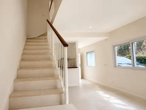 Casa en Alquiler con 2 cocheras