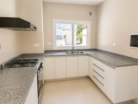 Casa en Alquiler con 2 cocheras