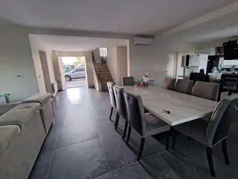 Casa 5 ambientes con 4 baños