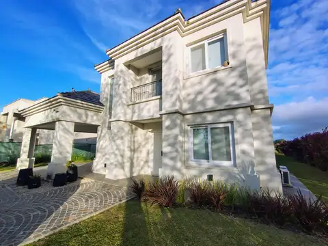 Venta casa 5 ambientes 296 m2 con jardín parrilla galería en Las Acacias Haras del Sur III