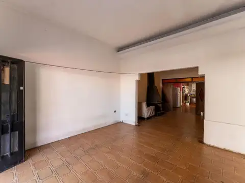 Casa 6 ambientes con 2 baños