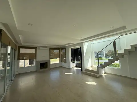 Casa 5 ambientes con 3 baños
