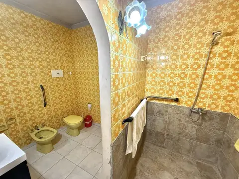 Casa 4 ambientes con amplio jardín, cochera pasante y quincho