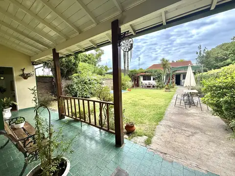 Casa 4 ambientes con amplio jardín, cochera pasante y quincho