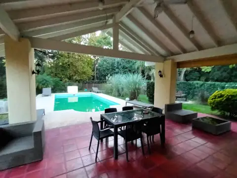 Casa en Venta con 2 cocheras