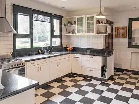 Casa 6 ambientes con 5 baños