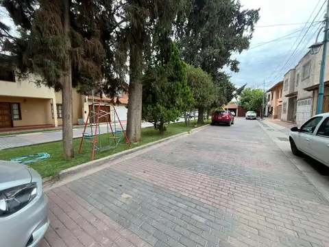 Casa 5 ambientes con 4 baños