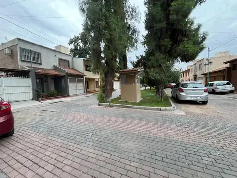 Casa en VENTA barrio semi-privado