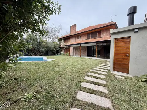 Casa en venta y alquiler con 3 dormitorios en suite, jardín, piscina y garage en Martinez.