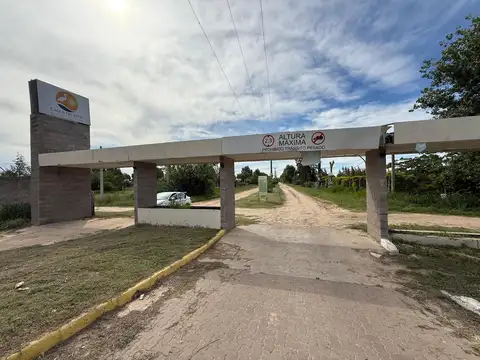 TERRENO CON MEJORAS EN LAGOS DEL LEYES