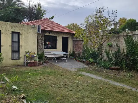 CASA VENTA 3 AMBIENTES MARMOL AMPLIO JARDIN