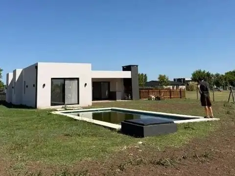 Casa en venta con 3 dormitorios y 3 baños | Área 1 | Barrio San Sebastián | Edificada en una Pl...