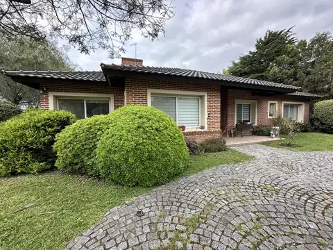 Casa de 4 ambientes en una planta | Pileta | Lote de 1.084 m²