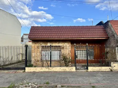 Chalet con garage para 2 vehículos, 2 dorm, baño, patio y terraza - OPORTUNIDAD - APTO CRÉDITO 