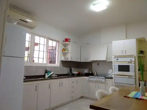 Casa de 3 dormitorios en Jorge cura y Oroño