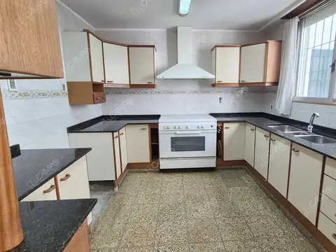 Casa en Venta con 3 cocheras