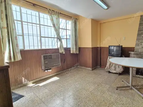 Casa 6 ambientes con 2 baños