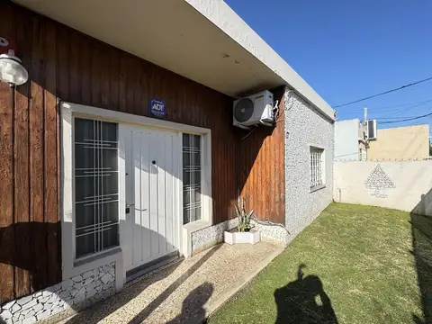 VENTA CASA 3 AMB MORON JARDIN  Y 2 COCHERAS